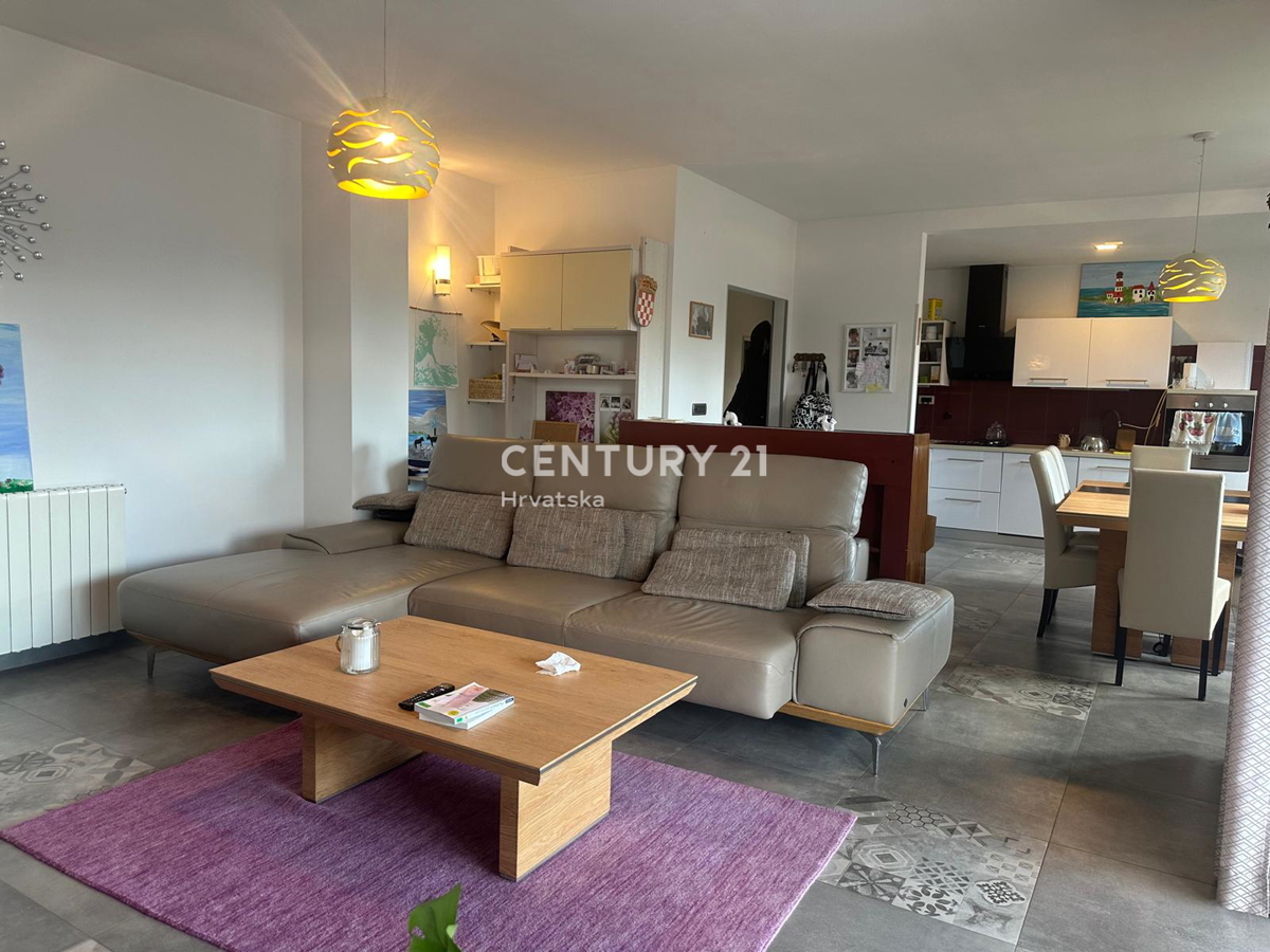 KRINGA, CASA CON PISCINA E AMPIO GIARDINO IN POSIZIONE TRANQUILLA