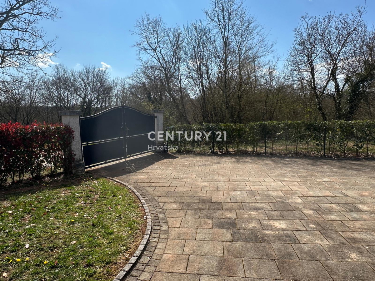 KRINGA, CASA CON PISCINA E AMPIO GIARDINO IN POSIZIONE TRANQUILLA