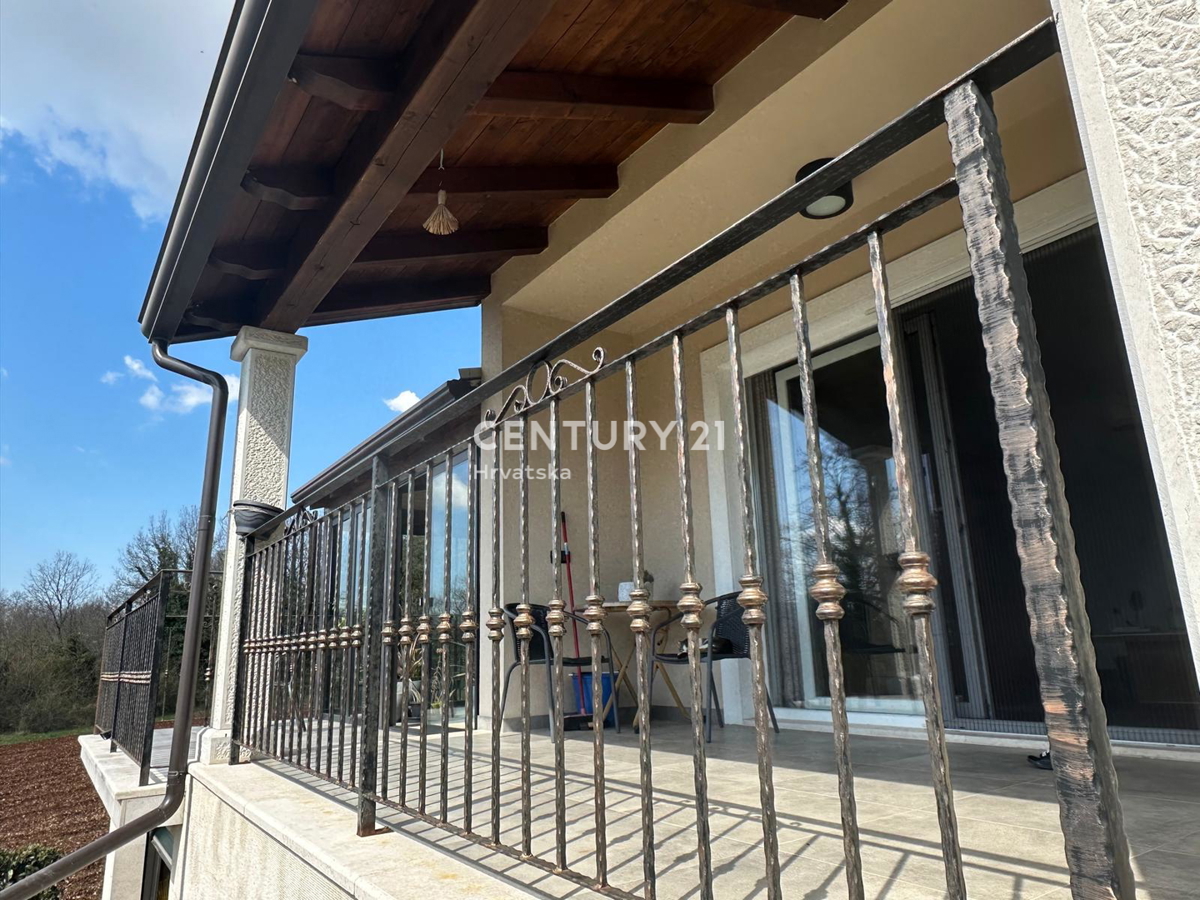 KRINGA, CASA CON PISCINA E AMPIO GIARDINO IN POSIZIONE TRANQUILLA
