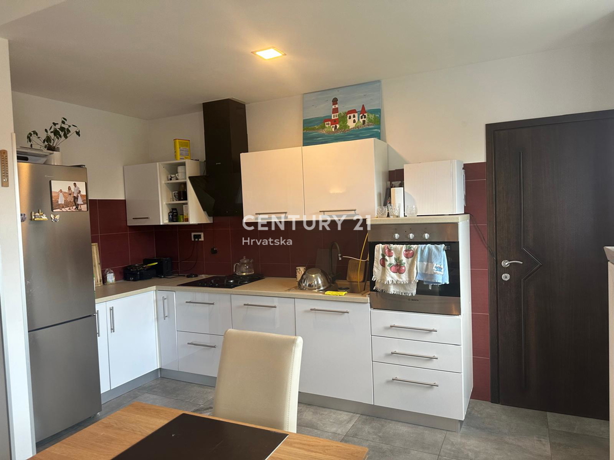 KRINGA, CASA CON PISCINA E AMPIO GIARDINO IN POSIZIONE TRANQUILLA