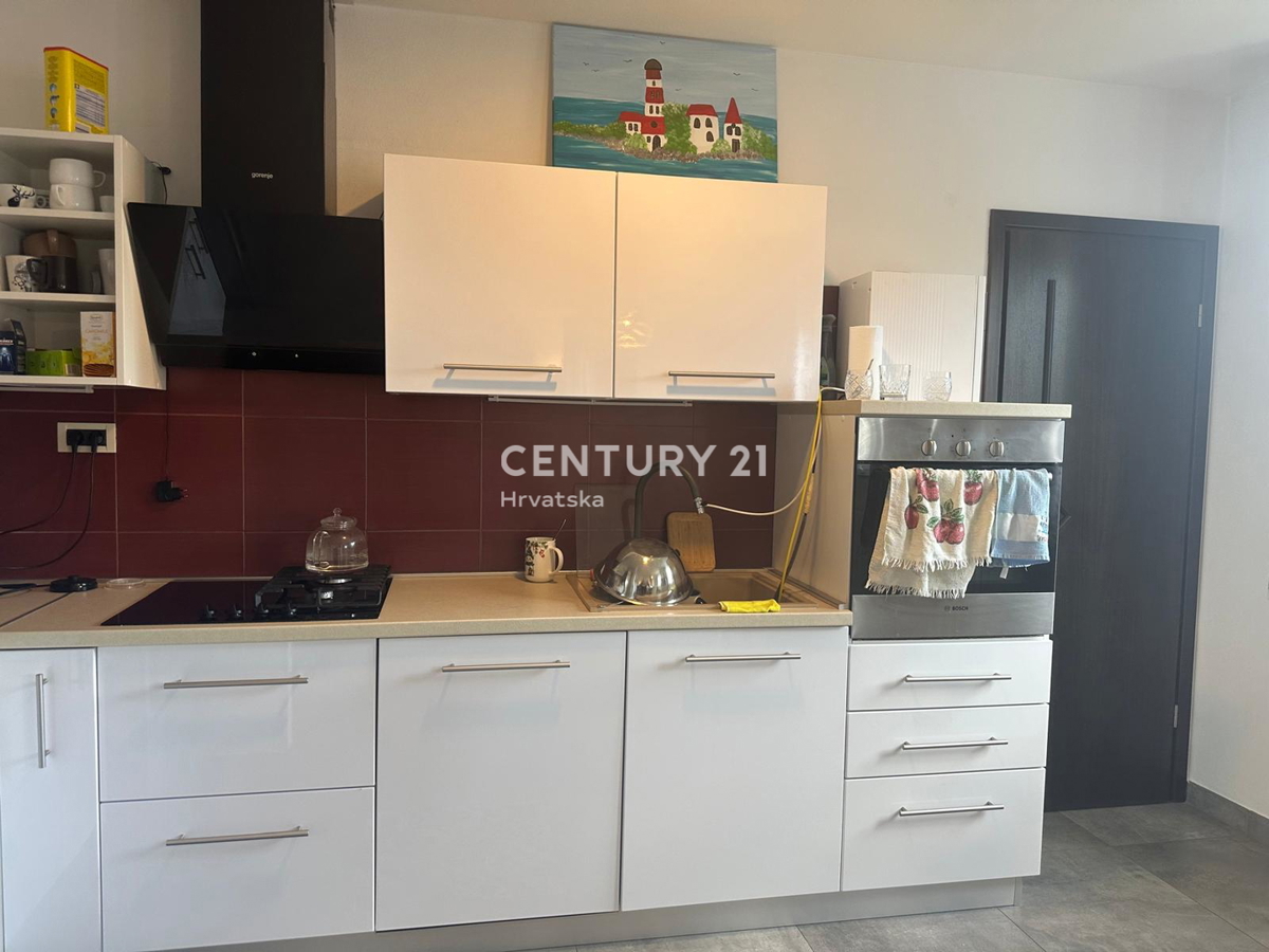 KRINGA, CASA CON PISCINA E AMPIO GIARDINO IN POSIZIONE TRANQUILLA