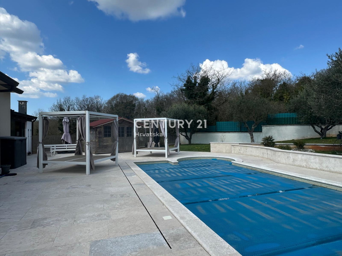 KRINGA, CASA CON PISCINA E AMPIO GIARDINO IN POSIZIONE TRANQUILLA