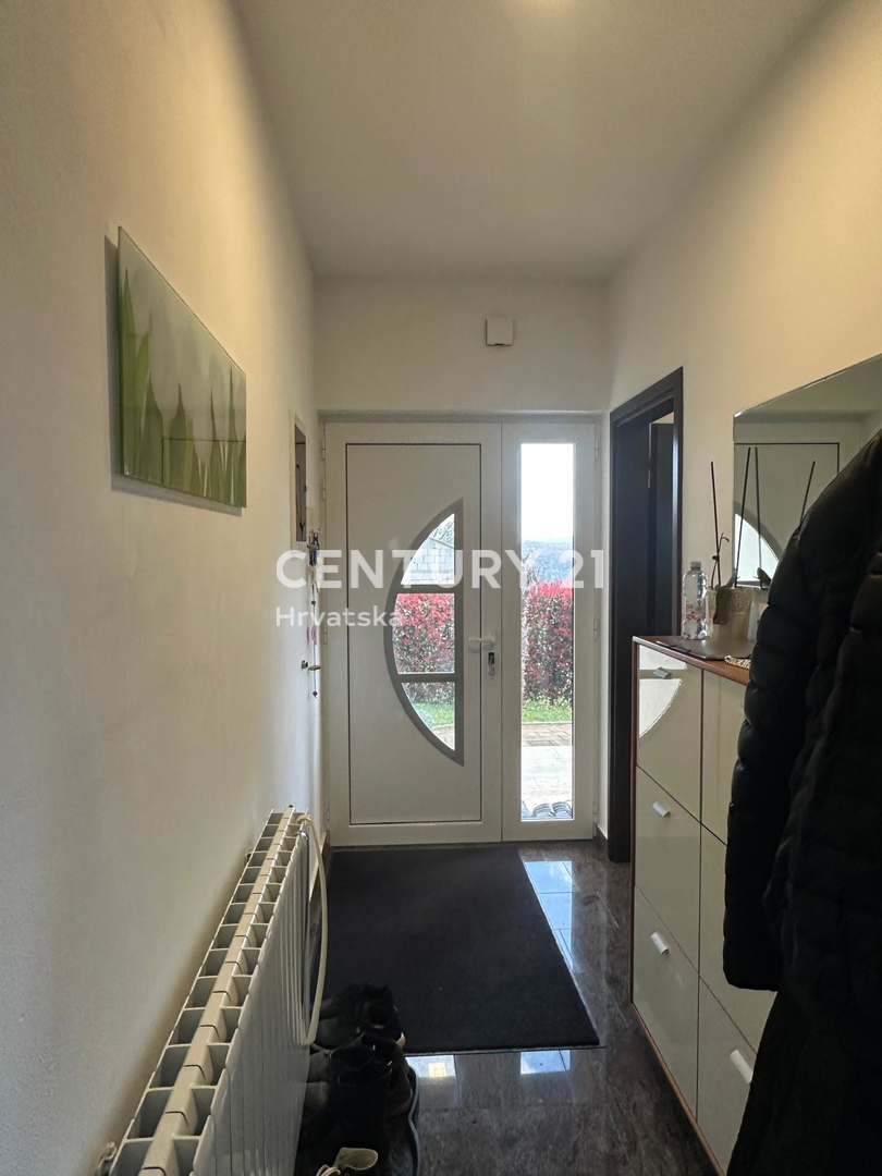 KRINGA, CASA CON PISCINA E AMPIO GIARDINO IN POSIZIONE TRANQUILLA