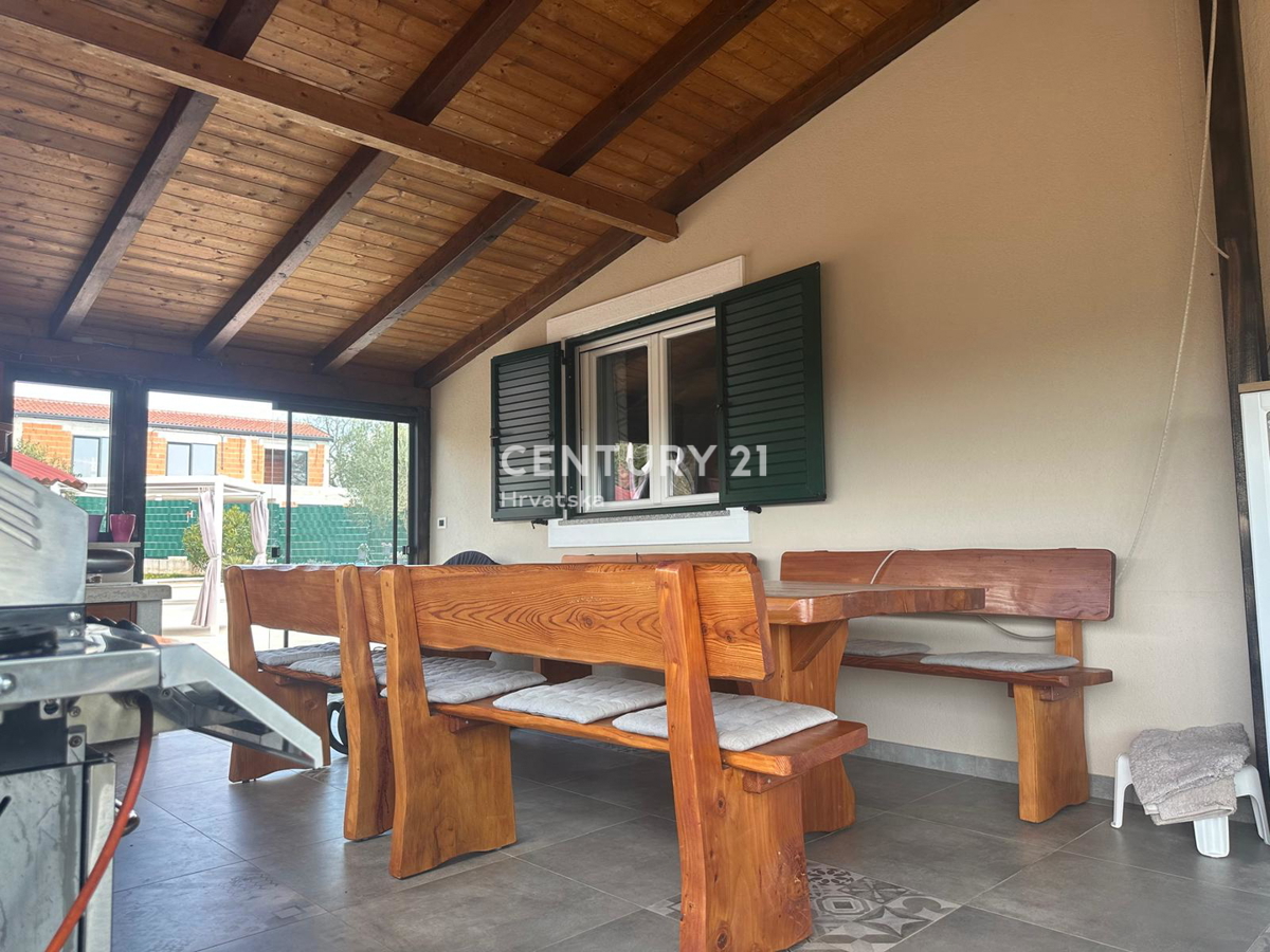 KRINGA, CASA CON PISCINA E AMPIO GIARDINO IN POSIZIONE TRANQUILLA