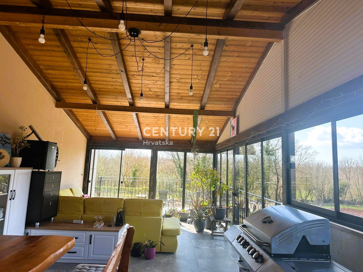 KRINGA, CASA CON PISCINA E AMPIO GIARDINO IN POSIZIONE TRANQUILLA