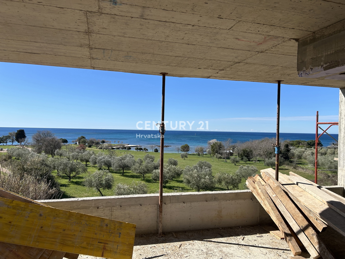 UMAG, VILLETTA A SCHIERA A DUE PIANI A SOLI 150 METRI DALLA SPIAGGIA CON VISTA PANORAMICA E APERTA SUL MARE