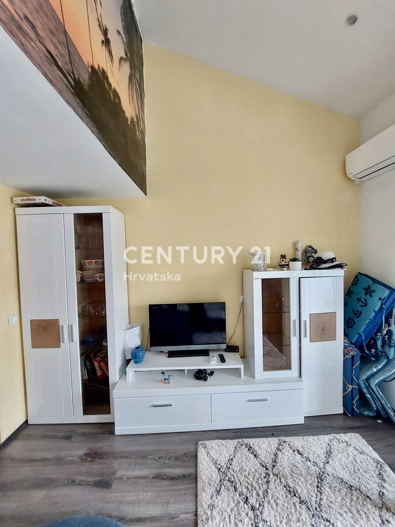 POREČ, ČERVAR PORAT, APPARTAMENTO RISTRUTTURATO SU DUE PIANI A SOLI 100 METRI DALLA SPIAGGIA