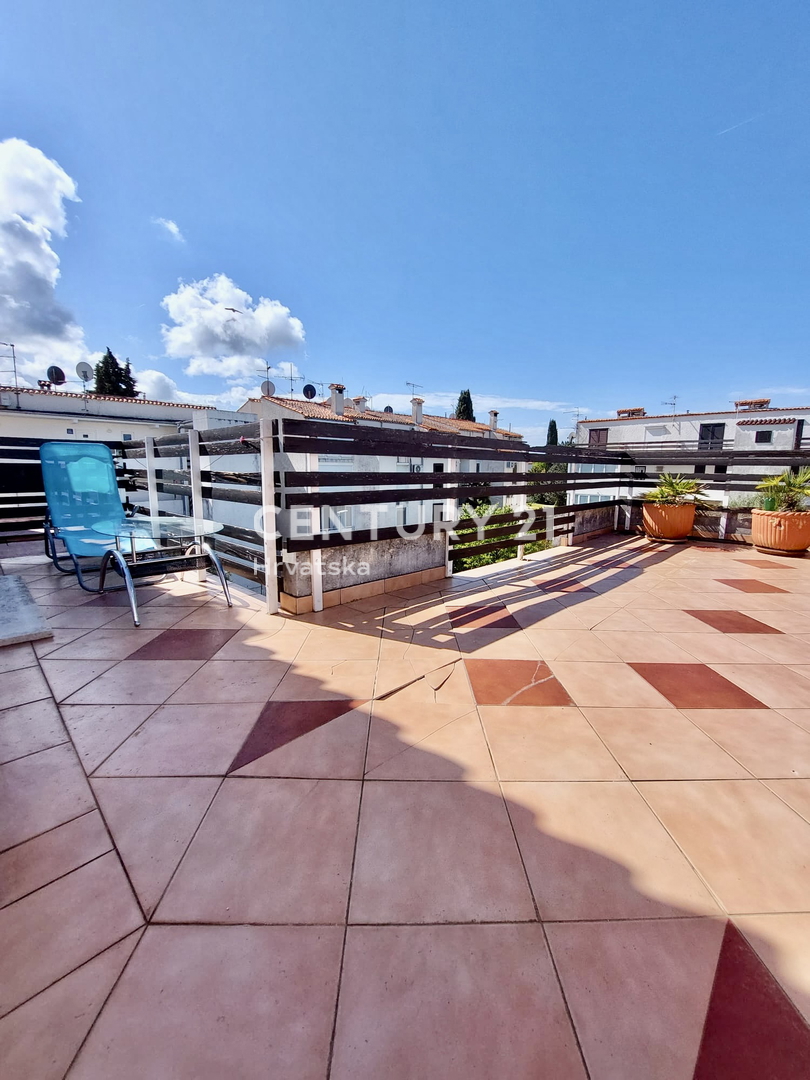 POREČ, ČERVAR PORAT, APPARTAMENTO RISTRUTTURATO SU DUE PIANI A SOLI 100 METRI DALLA SPIAGGIA