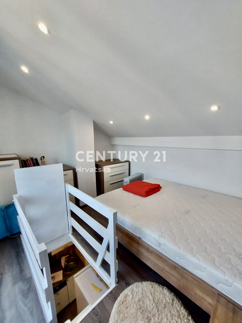 POREČ, ČERVAR PORAT, APPARTAMENTO RISTRUTTURATO SU DUE PIANI A SOLI 100 METRI DALLA SPIAGGIA