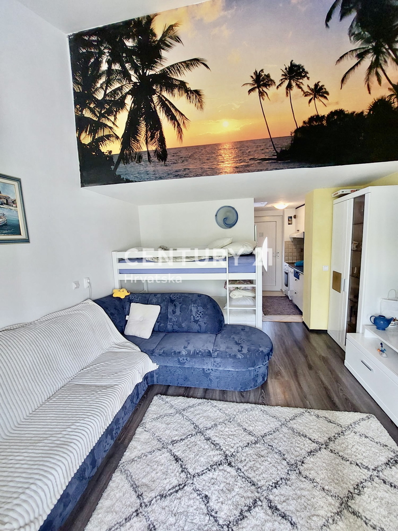 POREČ, ČERVAR PORAT, APPARTAMENTO RISTRUTTURATO SU DUE PIANI A SOLI 100 METRI DALLA SPIAGGIA