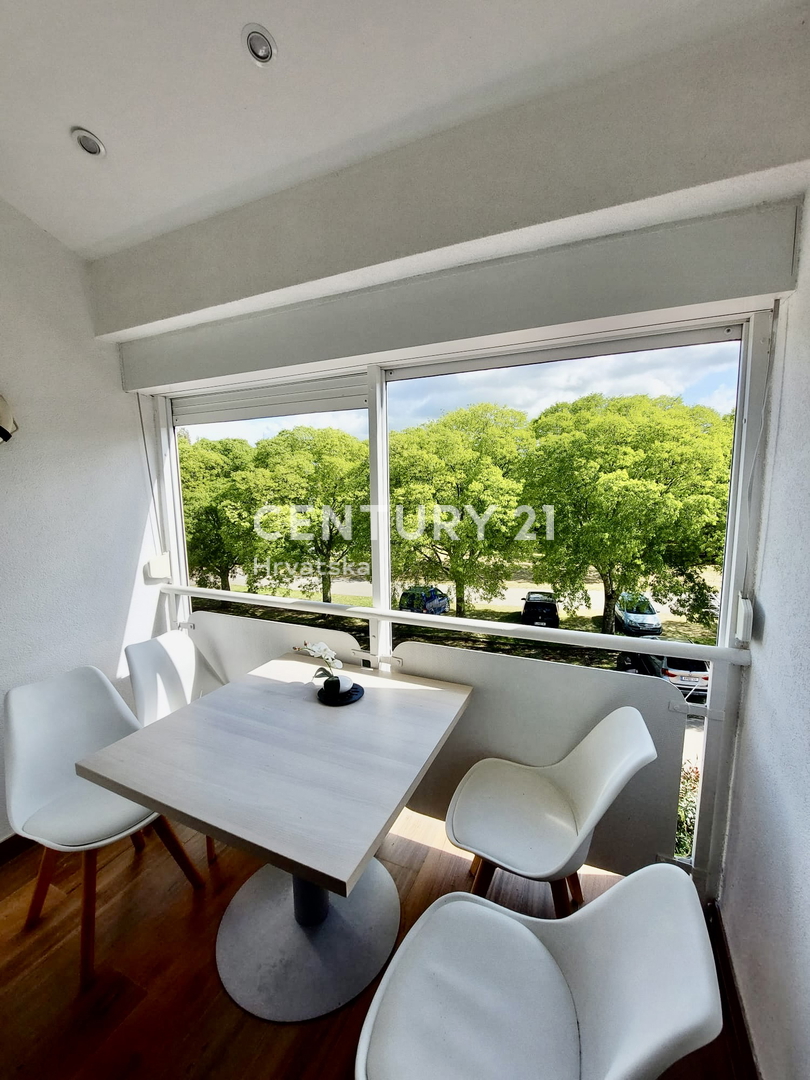 POREČ, ČERVAR PORAT, APPARTAMENTO RISTRUTTURATO SU DUE PIANI A SOLI 100 METRI DALLA SPIAGGIA