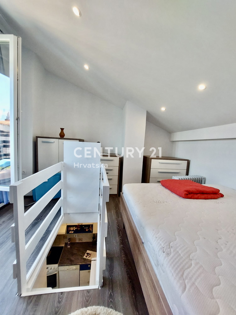 POREČ, ČERVAR PORAT, APPARTAMENTO RISTRUTTURATO SU DUE PIANI A SOLI 100 METRI DALLA SPIAGGIA