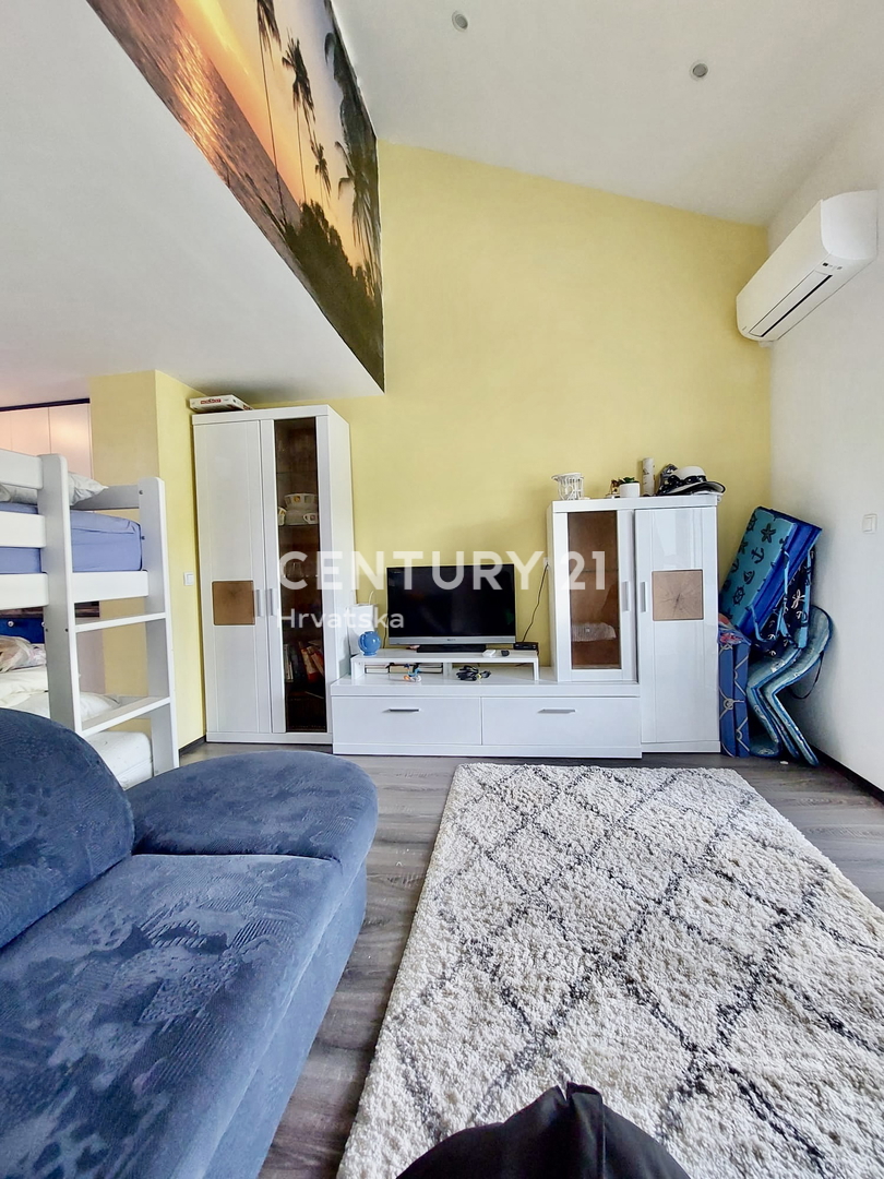 POREČ, ČERVAR PORAT, APPARTAMENTO RISTRUTTURATO SU DUE PIANI A SOLI 100 METRI DALLA SPIAGGIA