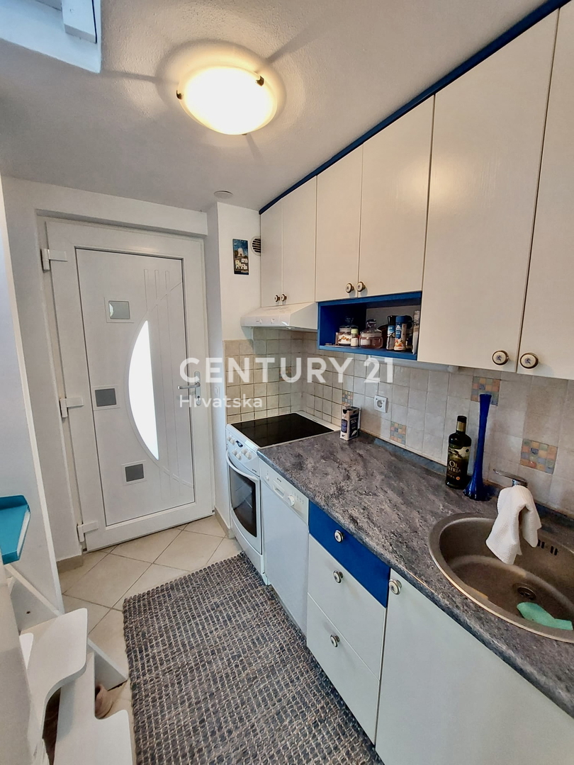 POREČ, ČERVAR PORAT, APPARTAMENTO RISTRUTTURATO SU DUE PIANI A SOLI 100 METRI DALLA SPIAGGIA