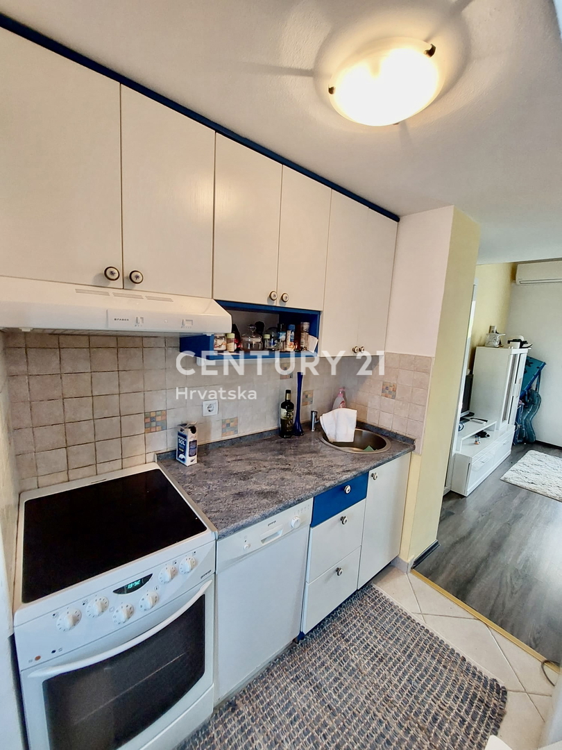 POREČ, ČERVAR PORAT, APPARTAMENTO RISTRUTTURATO SU DUE PIANI A SOLI 100 METRI DALLA SPIAGGIA