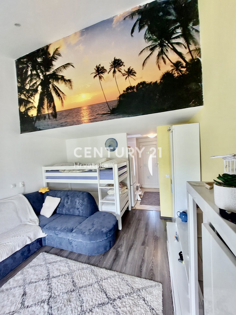 POREČ, ČERVAR PORAT, APPARTAMENTO RISTRUTTURATO SU DUE PIANI A SOLI 100 METRI DALLA SPIAGGIA