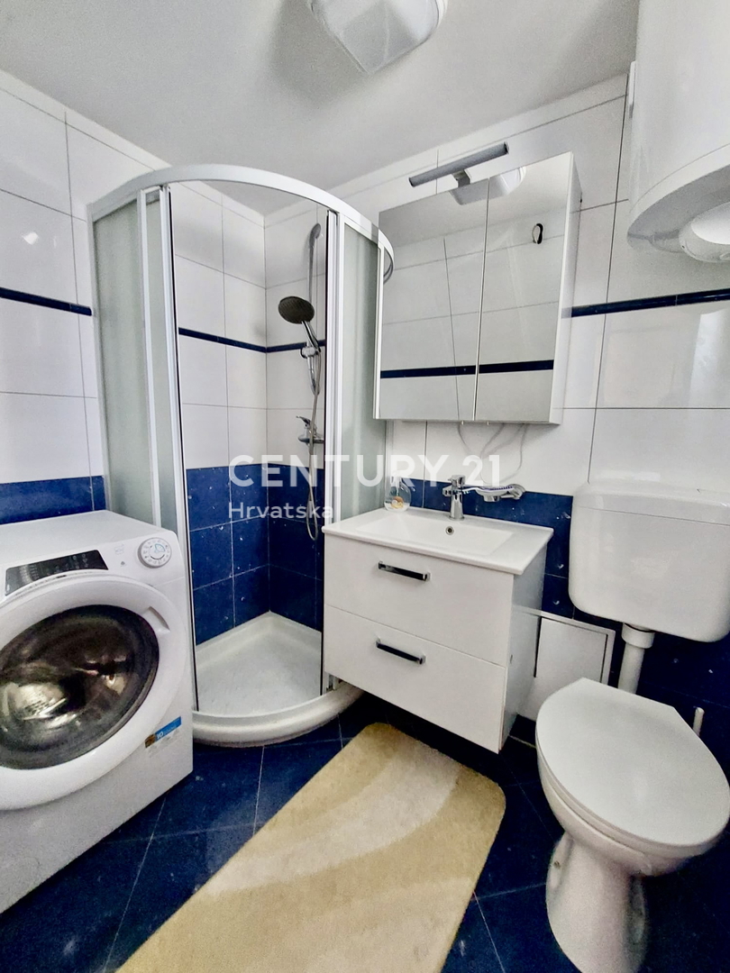 POREČ, ČERVAR PORAT, APPARTAMENTO RISTRUTTURATO SU DUE PIANI A SOLI 100 METRI DALLA SPIAGGIA