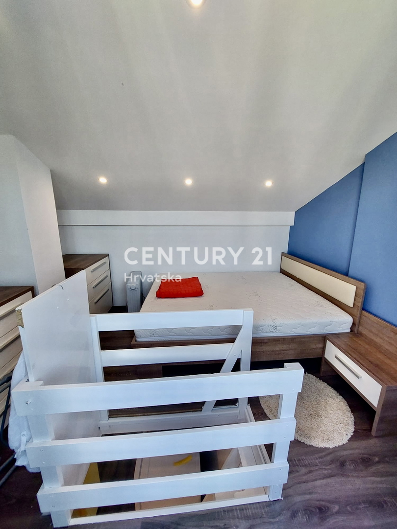 POREČ, ČERVAR PORAT, APPARTAMENTO RISTRUTTURATO SU DUE PIANI A SOLI 100 METRI DALLA SPIAGGIA