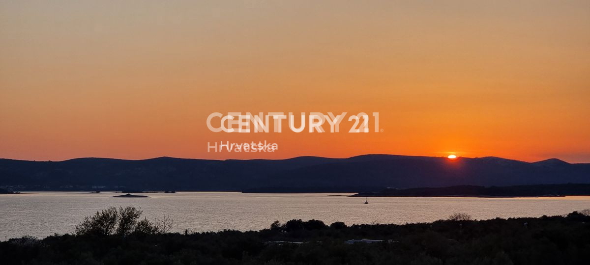 Biograd na Moru, Primorje, Sveti Filip e Jakov, si vende un oliveto ben curato.