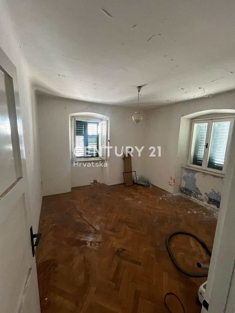 Vodice, casa in pietra nel centro del paese