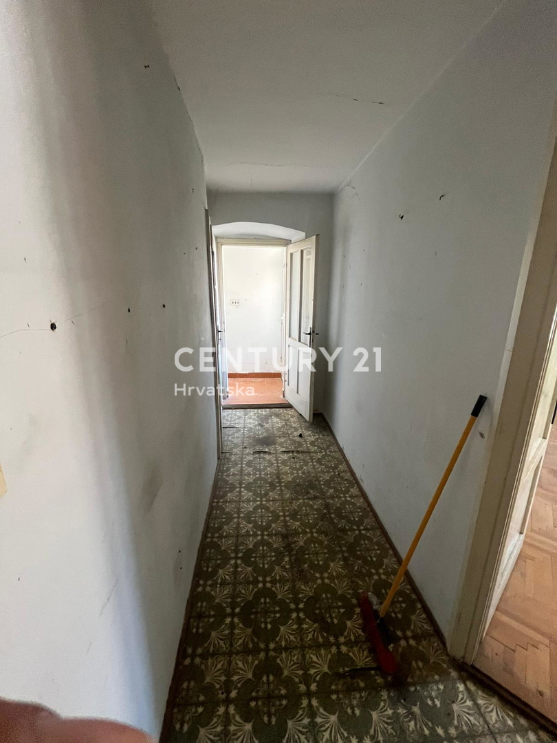 Vodice, casa in pietra nel centro del paese