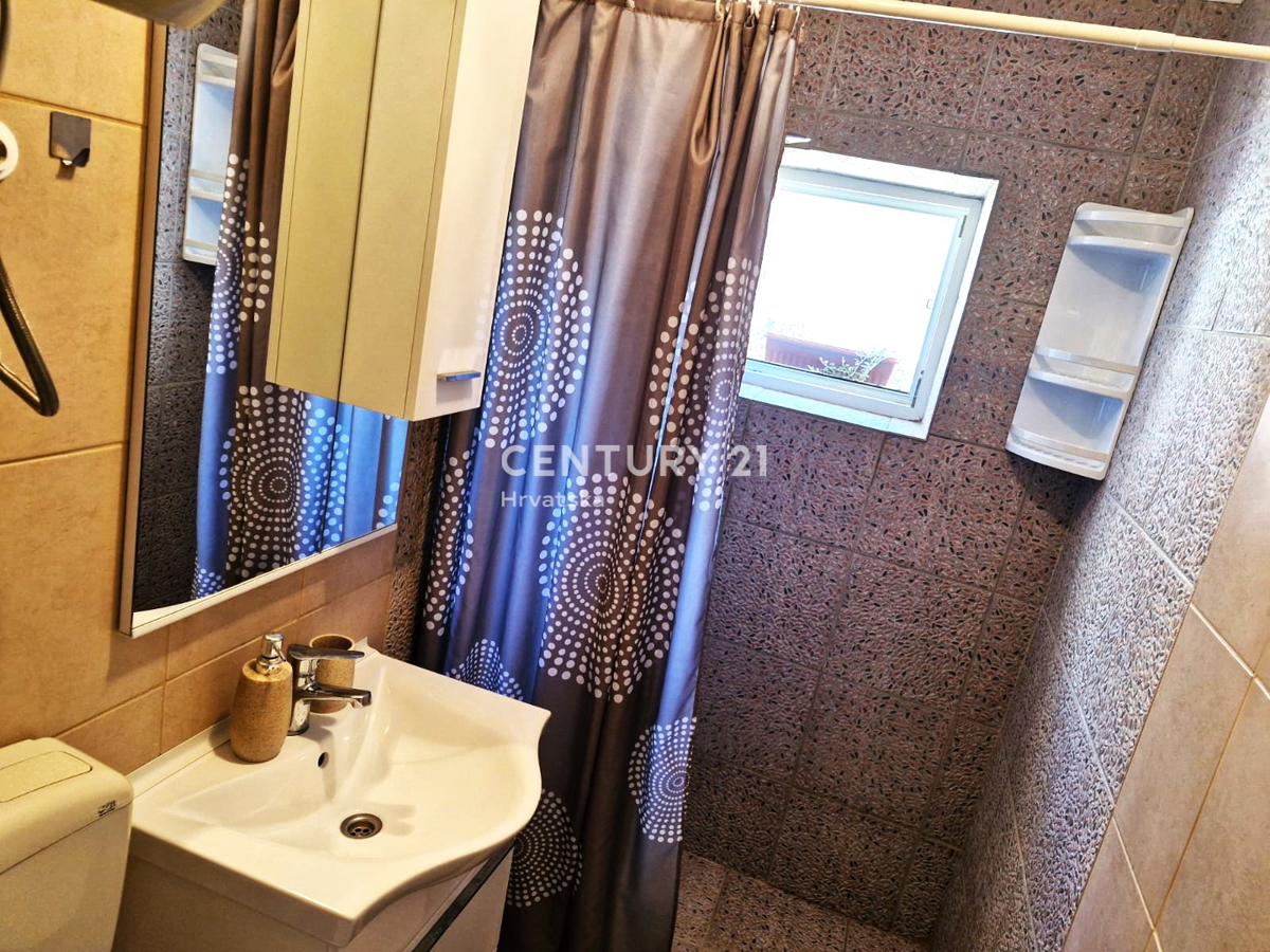 Vrsi - vicino a Nin - casa con appartamenti, più terreno con garage e vista mare