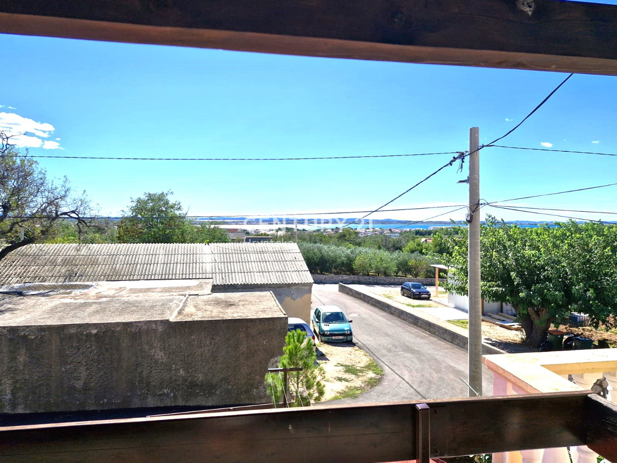Vrsi - vicino a Nin - casa con appartamenti, più terreno con garage e vista mare