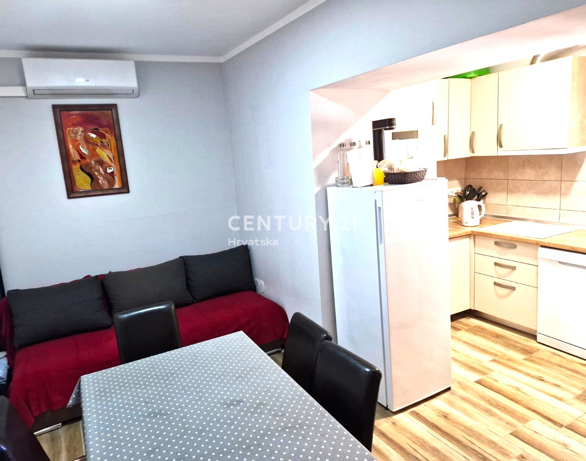 Vrsi - vicino a Nin - casa con appartamenti, più terreno con garage e vista mare