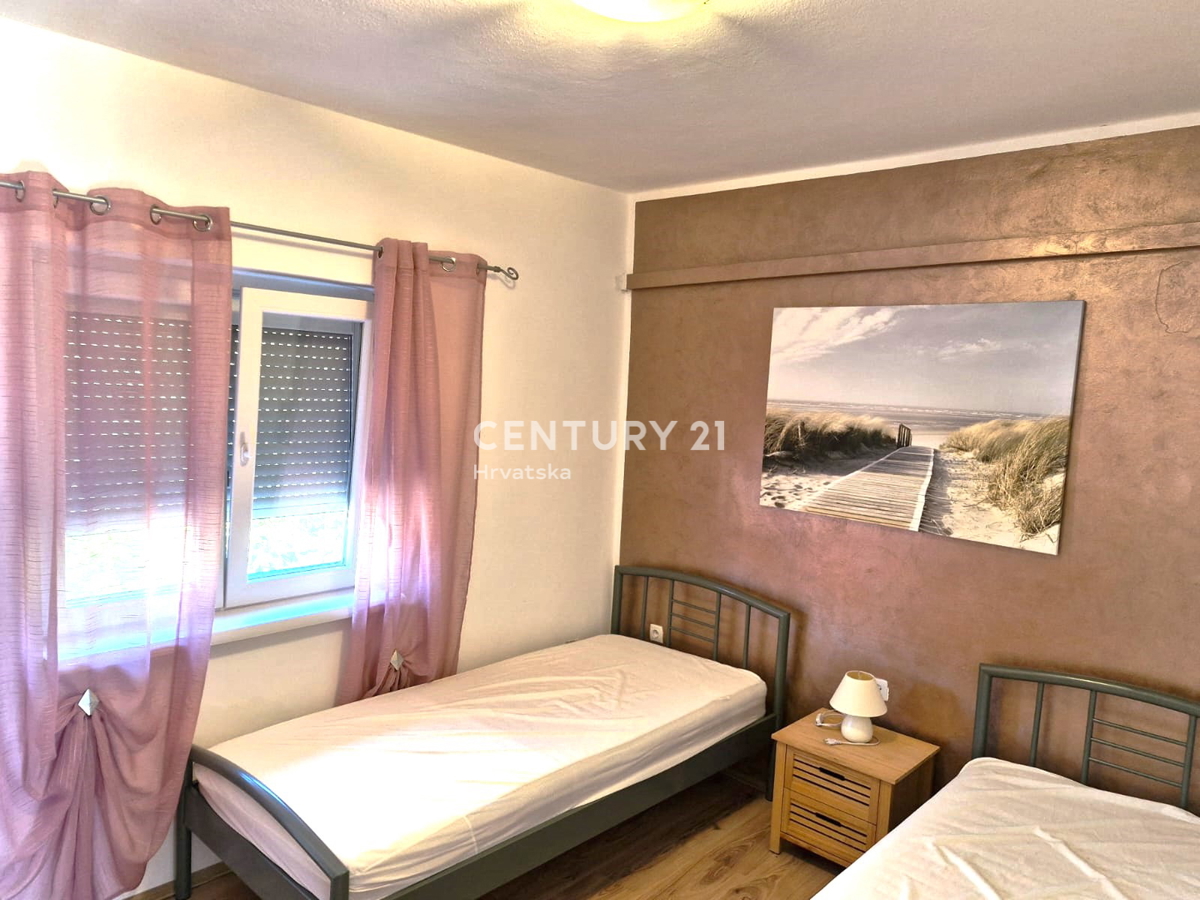 Vrsi - vicino a Nin - casa con appartamenti, più terreno con garage e vista mare