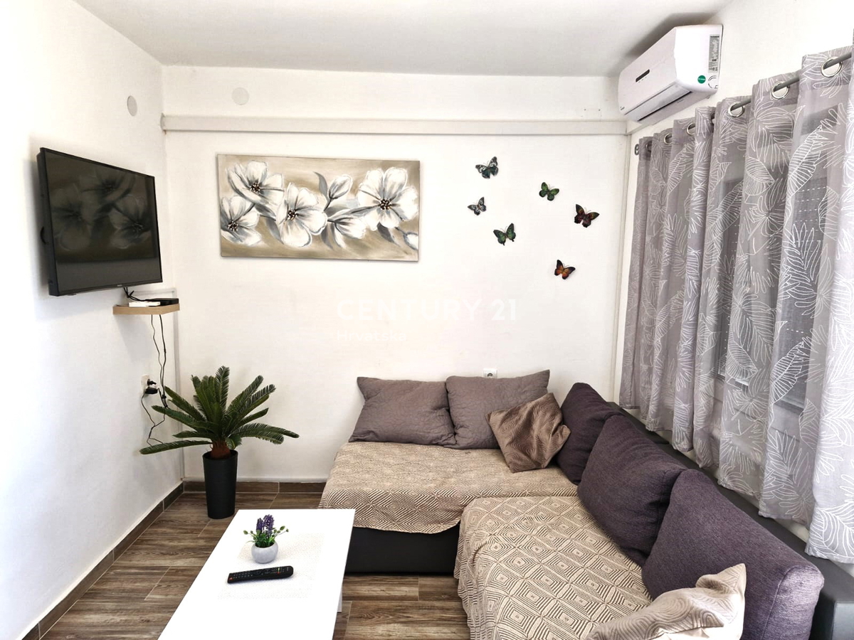 Vrsi - vicino a Nin - casa con appartamenti, più terreno con garage e vista mare