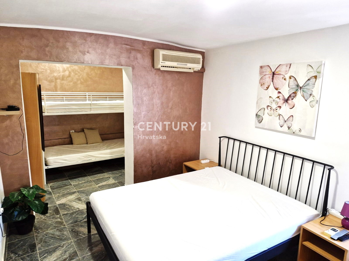 Vrsi - vicino a Nin - casa con appartamenti, più terreno con garage e vista mare