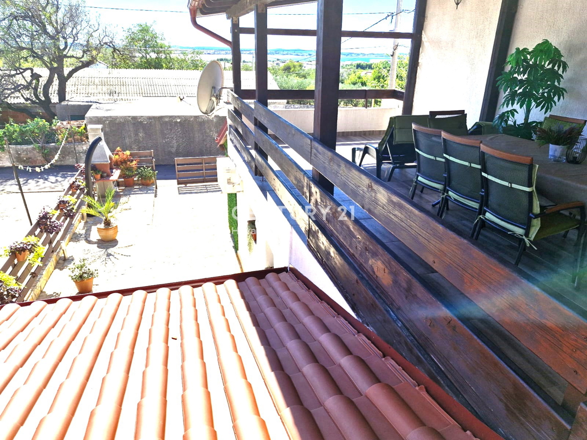 Vrsi - vicino a Nin - casa con appartamenti, più terreno con garage e vista mare