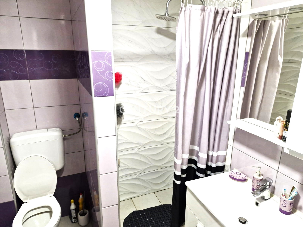 Vrsi - vicino a Nin - casa con appartamenti, più terreno con garage e vista mare