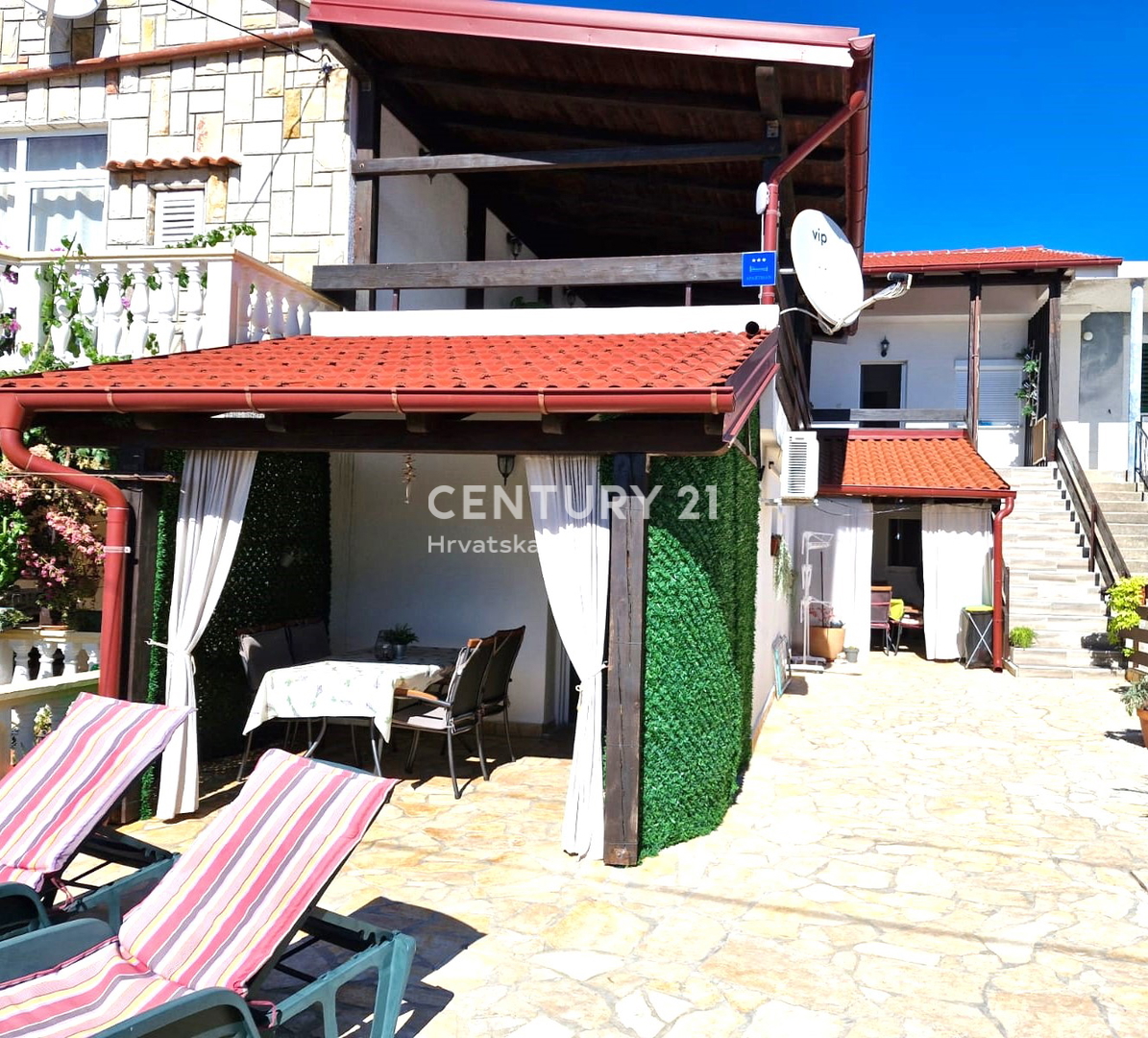 Vrsi - vicino a Nin - casa con appartamenti, più terreno con garage e vista mare