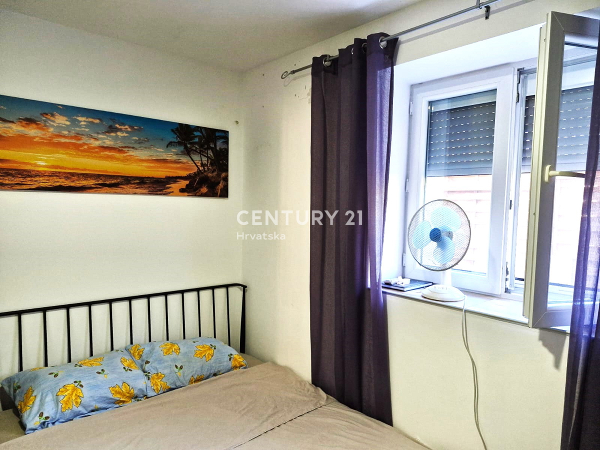 Vrsi - vicino a Nin - casa con appartamenti, più terreno con garage e vista mare