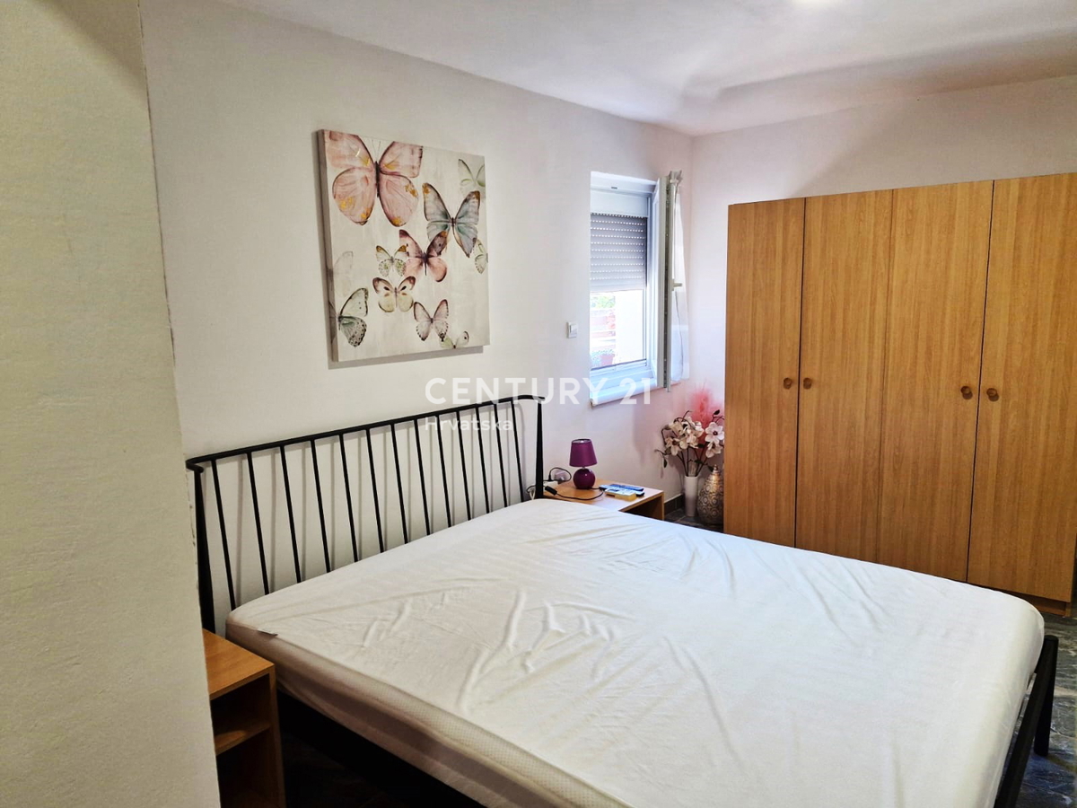 Vrsi - vicino a Nin - casa con appartamenti, più terreno con garage e vista mare