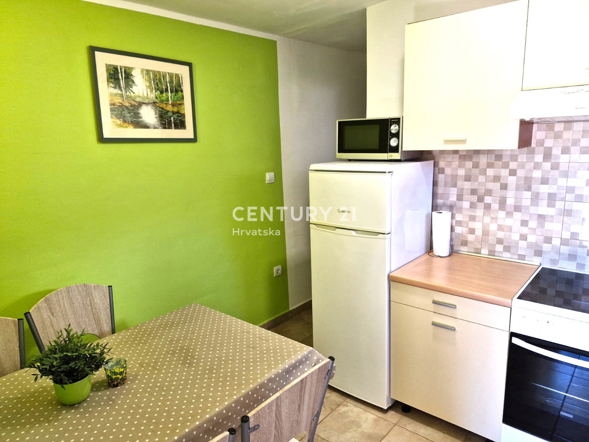 Vrsi - vicino a Nin - casa con appartamenti, più terreno con garage e vista mare