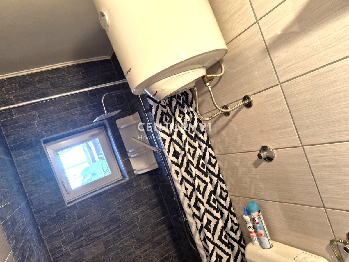 Vrsi - vicino a Nin - casa con appartamenti, più terreno con garage e vista mare