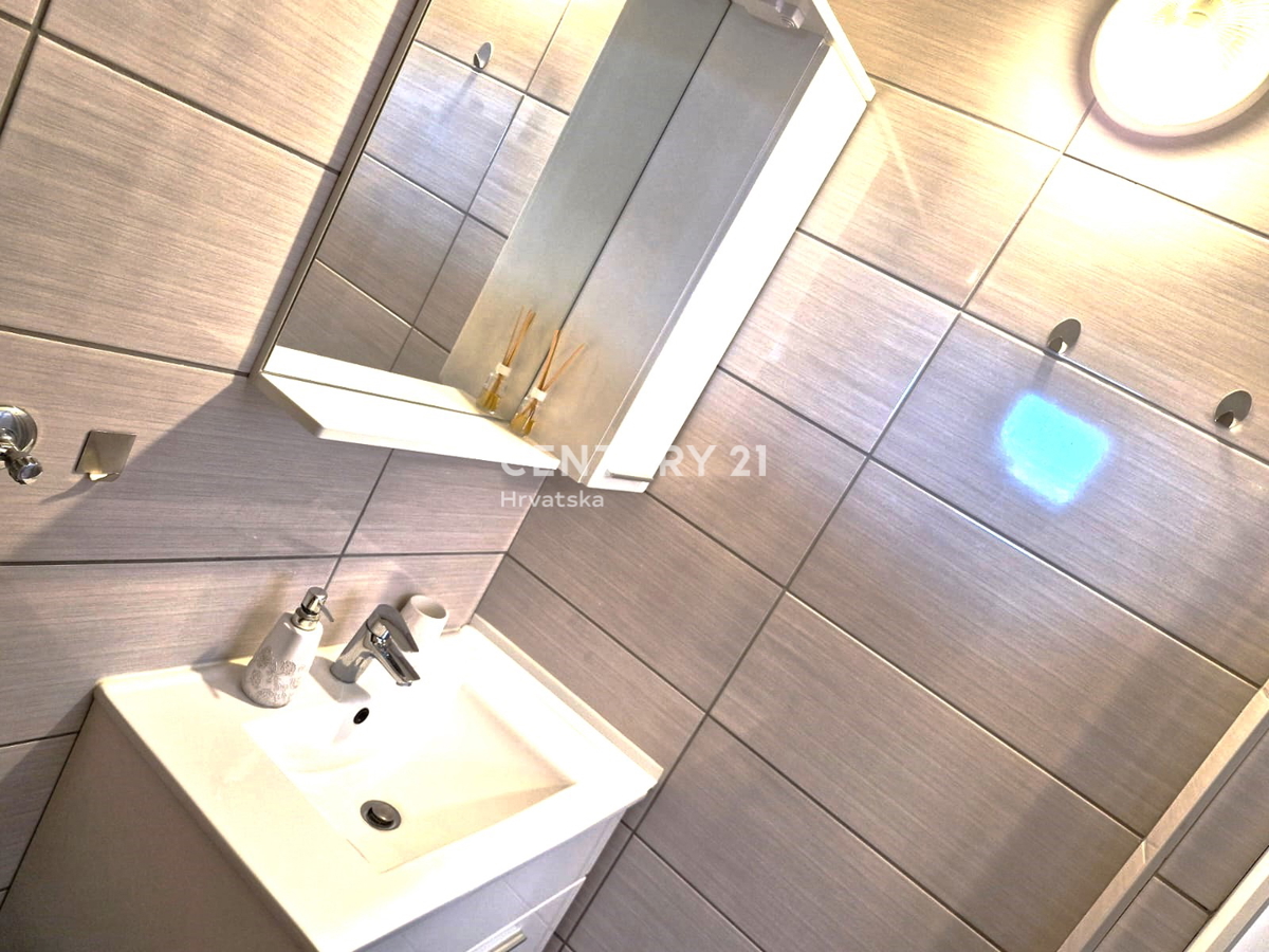 Vrsi - vicino a Nin - casa con appartamenti, più terreno con garage e vista mare