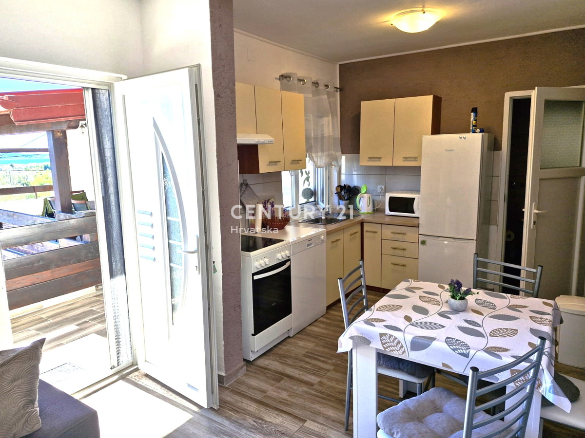 Vrsi - vicino a Nin - casa con appartamenti, più terreno con garage e vista mare