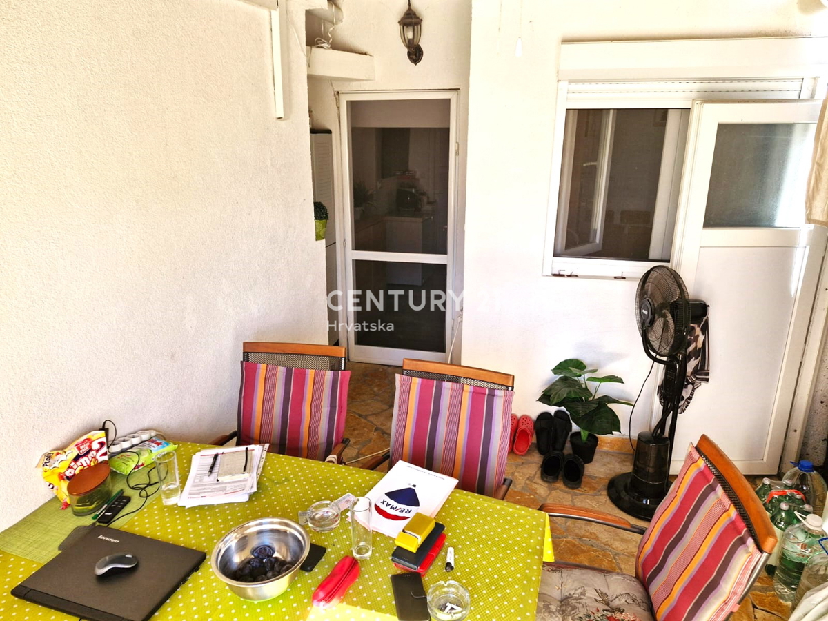 Vrsi - vicino a Nin - casa con appartamenti, più terreno con garage e vista mare