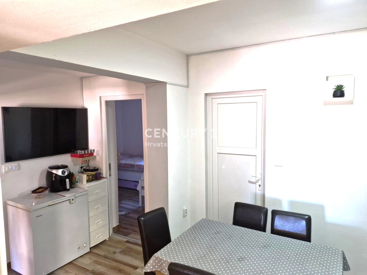 Vrsi - vicino a Nin - casa con appartamenti, più terreno con garage e vista mare