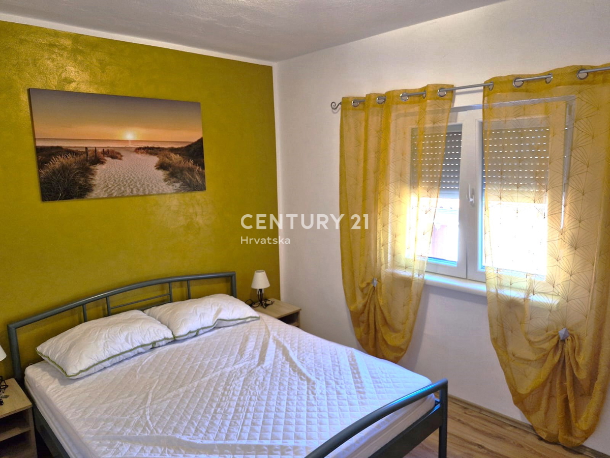 Vrsi - vicino a Nin - casa con appartamenti, più terreno con garage e vista mare