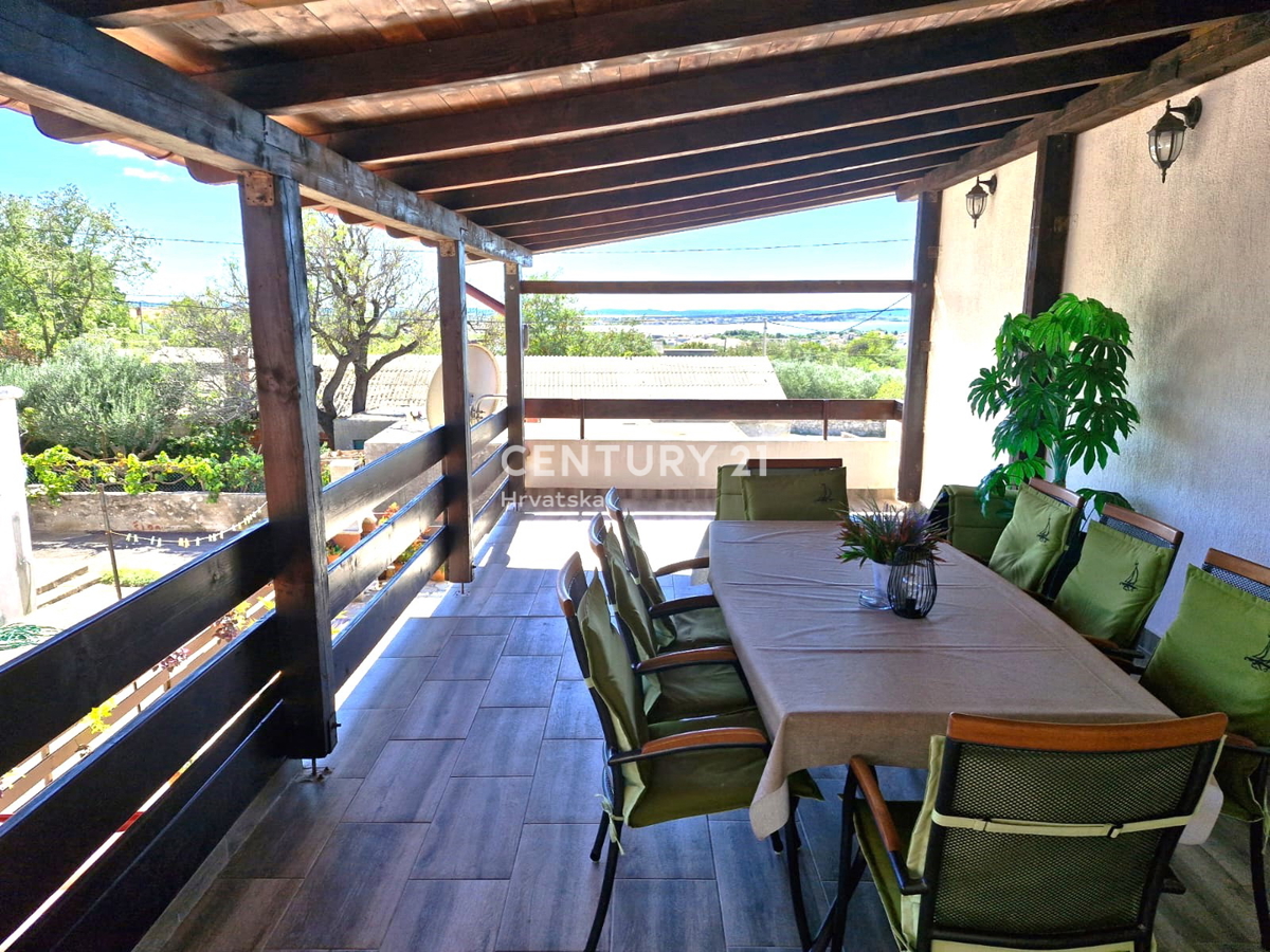 Vrsi - vicino a Nin - casa con appartamenti, più terreno con garage e vista mare