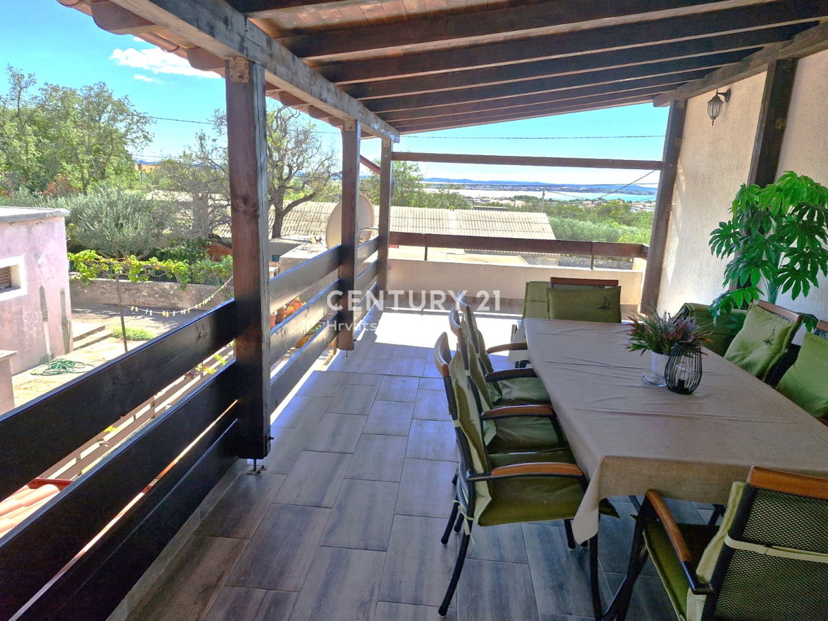 Vrsi - vicino a Nin - casa con appartamenti, più terreno con garage e vista mare