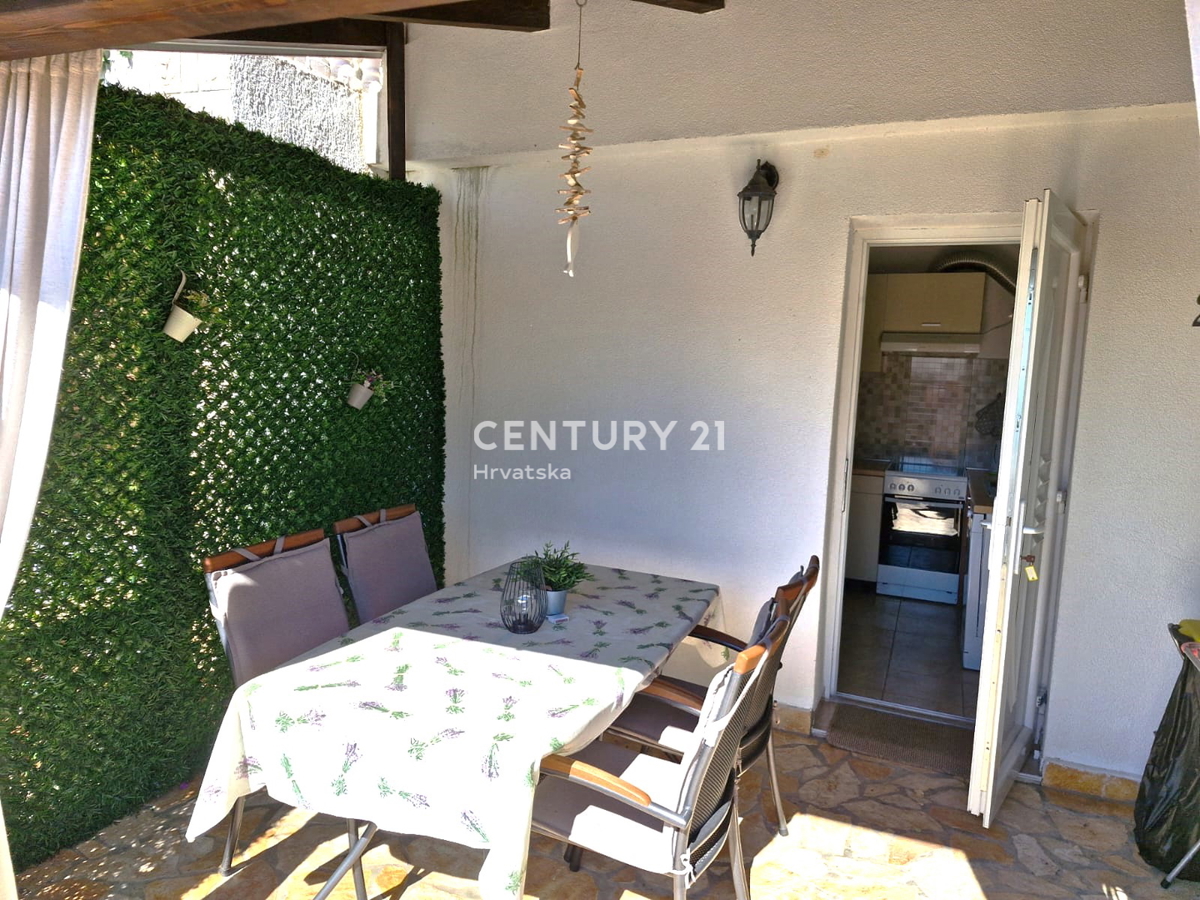 Vrsi - vicino a Nin - casa con appartamenti, più terreno con garage e vista mare