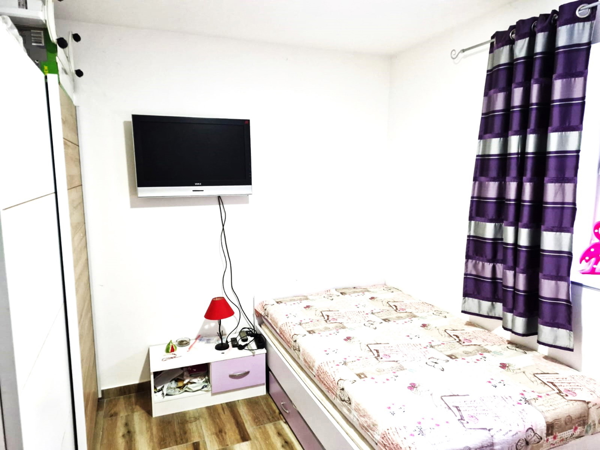 Vrsi - vicino a Nin - casa con appartamenti, più terreno con garage e vista mare