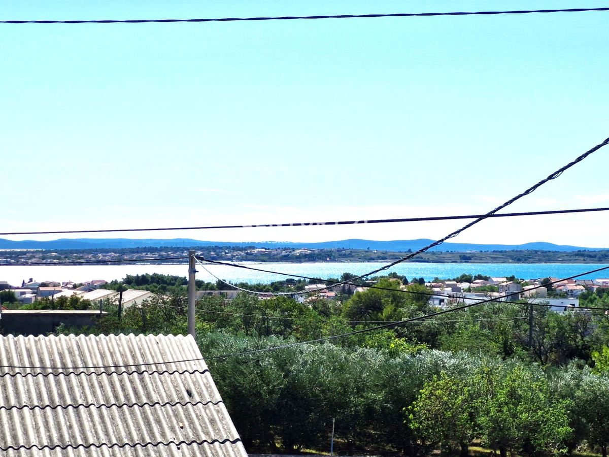 Vrsi - vicino a Nin - casa con appartamenti, più terreno con garage e vista mare