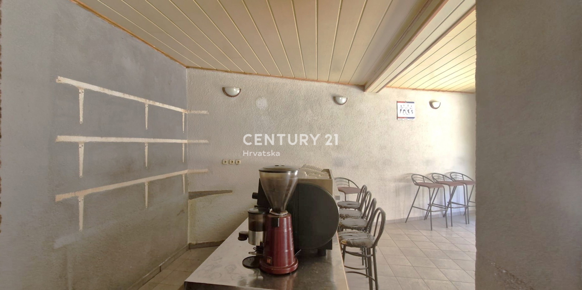 Benkovac - locale commerciale e appartamento - proprietà individuale - nel centro della città