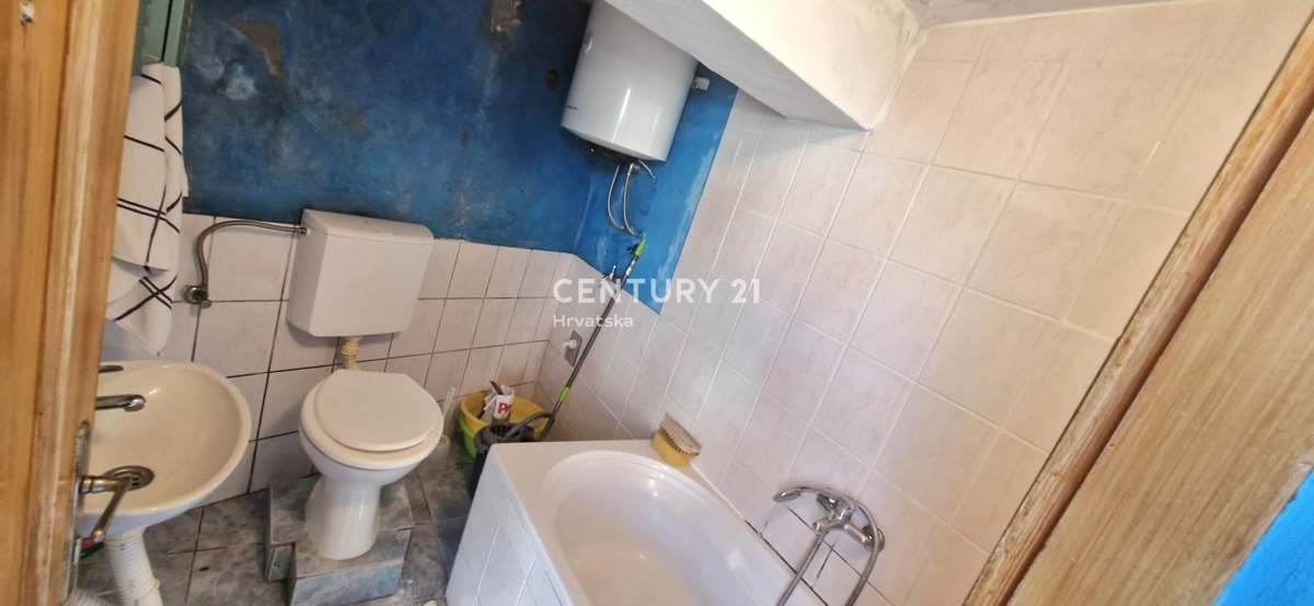 Benkovac - locale commerciale e appartamento - proprietà individuale - nel centro della città